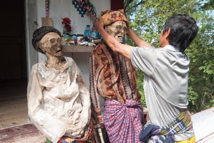 যেখানে মৃতদের সঙ্গে জীবিতদের বসবাস