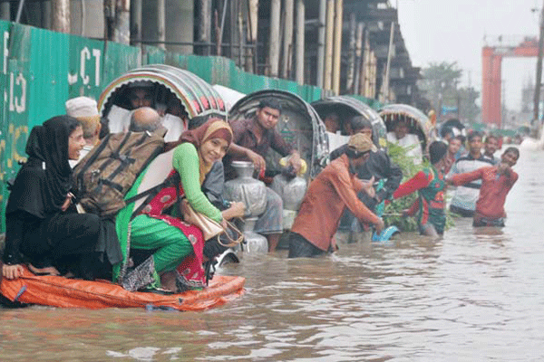 চট্টগ্রামে বৃষ্টির পানিতে দুর্ভোগ চরমে