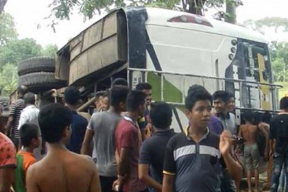 ঝিনাইদহে বাস খাদে পড়ে আহত ১৫