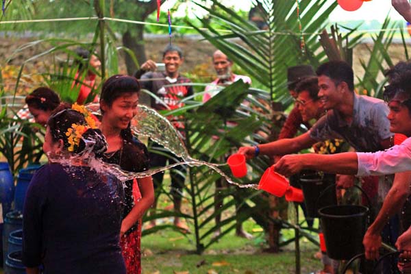 
কলাপাড়ায় আদিবাসী রাখাইন পল্লীতে জলকেলি উৎসব