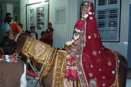 ঘোড়ায় চেপে বিয়ে করতে চললেন এই নারী