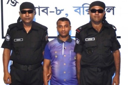 
গৌরনদীতে আড়াইশ’ ইয়াবাসহ মাদক ব্যবসায়ী আটক