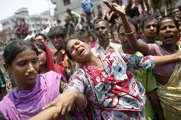 স্বজনের কান্নায় ভারী সাভারের বাতাস, দাঁড়াতে দিচ্ছে না পুলিশ