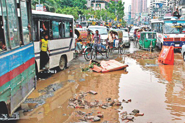 বৃষ্টিতে চরম দুর্ভোগে রাজধানীবাসী