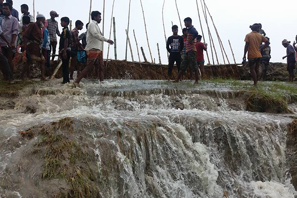 এবার ভাঙলো পাকনার হাওরের বাঁধ