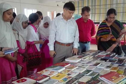 বরিশাল সরকারি বালিকা বিদ্যালয়ে ৩ দিনব্যাপী বই মেলা শুরু 
