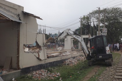 জামালপুরে রেলওয়ের জমি থেকে অবৈধ স্থাপনা উচ্ছেদ শুরু