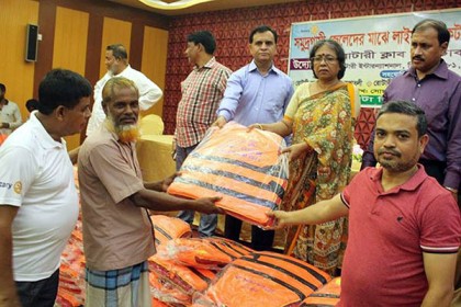 সমুদ্রগামী জেলেদের মাঝে লাইফ জ্যাকেট বিতরণ