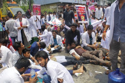 বাগেরহাটে শিক্ষার্থীদের মহাসড়ক অবরোধ, আহত ৫০