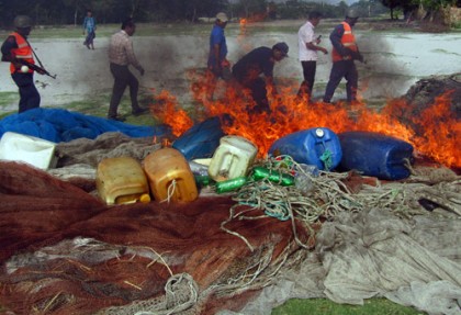 মোরেলগঞ্জে ৫ লাখ টাকার অবৈধ জাল পুড়িয়ে ধ্বংস