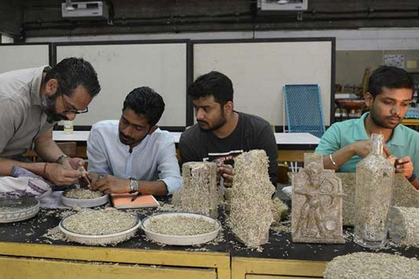
ভারতে বাতিল ৫০০০-১০০০ টাকার নোট দিয়ে তৈরি হচ্ছে শিল্প