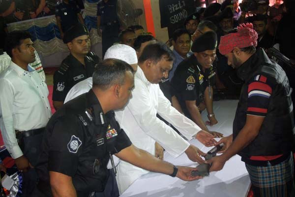 পটুয়াখালীতে স্বরাষ্ট্রমন্ত্রীর কাছে ২৫ জলদস্যুর আত্মসমর্পণ 

