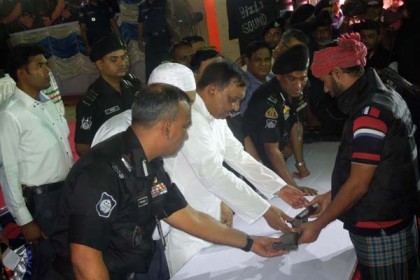 পটুয়াখালীতে স্বরাষ্ট্রমন্ত্রীর কাছে ২৫ জলদস্যুর আত্মসমর্পণ 

