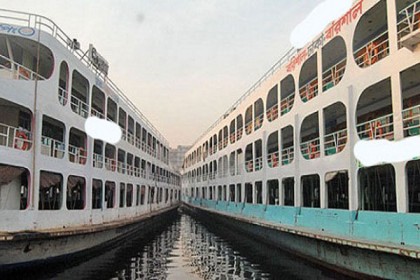 দুই লঞ্চের চাপায় প্রাণ গেল বৃদ্ধের