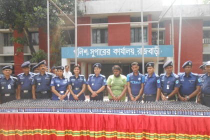 রাজবাড়ীতে ফেনসিডিলসহ ট্রাক জব্দ, আটক ২
