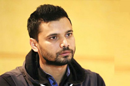 হঠাৎ দেশে ফিরছেন মাশরাফি