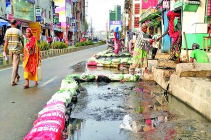 রাজশাহীর রাস্তায় নর্দমার ময়লা
