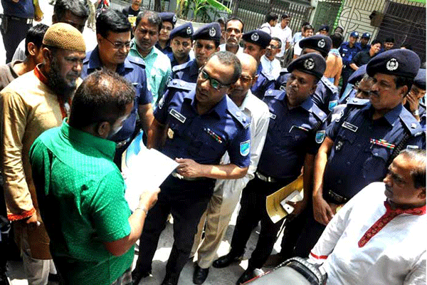 ভাড়াটিয়া তথ্য ফরম নিয়ে বাড়িওয়ালার দরজায় নারায়ণগঞ্জের এসপি