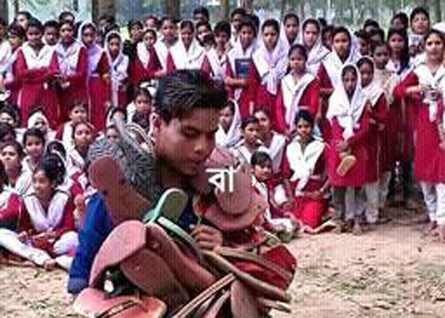 টাঙ্গাইলে ইভটিজিং এর শাস্তি গলায় জুতার মালা