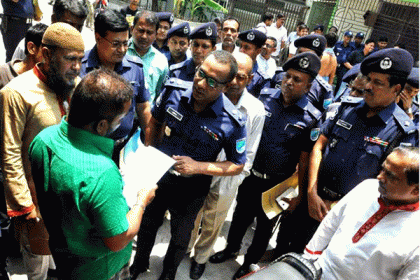 ভাড়াটিয়া তথ্য ফরম নিয়ে বাড়িওয়ালার দরজায় নারায়ণগঞ্জের এসপি