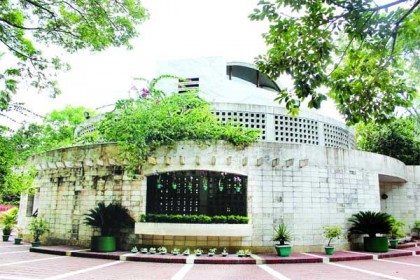 টুঙ্গিপাড়ায় জাতির পিতার সমাধিতে শ্রদ্ধা নিবেদন