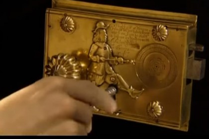এই আশ্চর্য তালাটি যেভাবে খোলা হয়! (ভিডিও)

