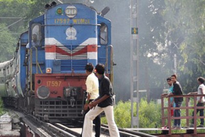 সেলফি তুলতে থামানো হল চলন্ত ট্রেন!

