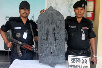 বগুড়ায় ৩৪ কেজি ওজনের কষ্টি পাথরের মূর্তি উদ্ধার