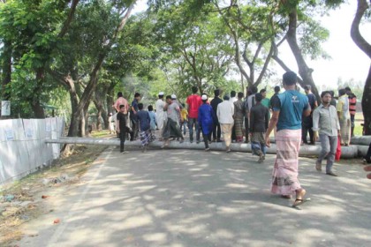 ইয়াবা বিরোধী অভিযানে দুই সহোদর আটকের প্রতিবাদে সড়ক অবরোধ
