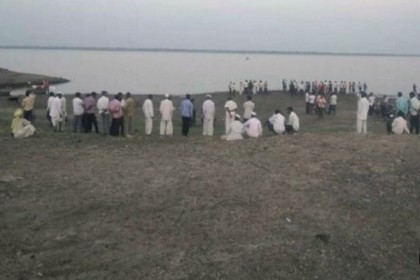 সেলফি তুলতে গিয়ে জীবন গেল চার চিকিৎসকের!