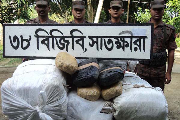 আ.লীগ নেতার বাড়ির সামনে থেকে চোরাই পাথর উদ্ধার