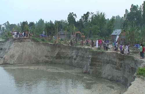সিরাজগঞ্জে নদীর রক্ষা বাঁধে ধ্বস, ৪০ মিটার বিলীন