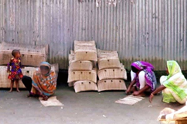 বাঁশের বেড়া বুনে স্বচ্ছলতা ফেরাচ্ছে গৃহবধূরা 