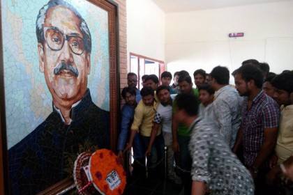 রাবিতে বঙ্গবন্ধুর প্রতিকৃতিতে ছাত্রলীগের শ্রদ্ধাঞ্জলি