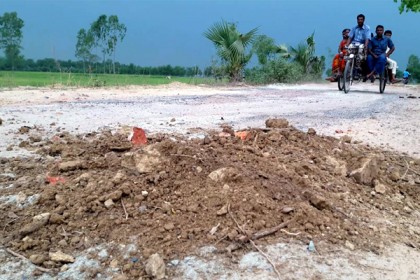 নওগাঁয় পাকা সড়ক সংস্কারে বালুর পরিবর্তে মাটি 