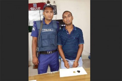 
কলারোয়ায় স্বর্ণের বারসহ যুবক আটক
