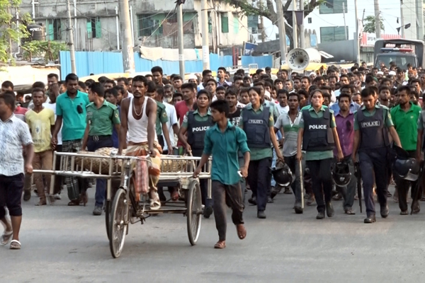 বরিশালে নিহত শ্রমিকের লাশ নিয়ে সহকর্মীদের বিক্ষোভ