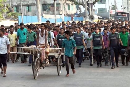 বরিশালে নিহত শ্রমিকের লাশ নিয়ে সহকর্মীদের বিক্ষোভ