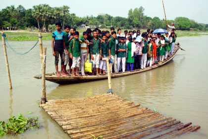 তিন গ্রামের মানুষের একমাত্র ভরসা নৌকা