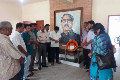 রাবি বঙ্গবন্ধুর প্রতিকৃতিতে শিক্ষক সমিতির পুষ্পস্তবক অর্পণ