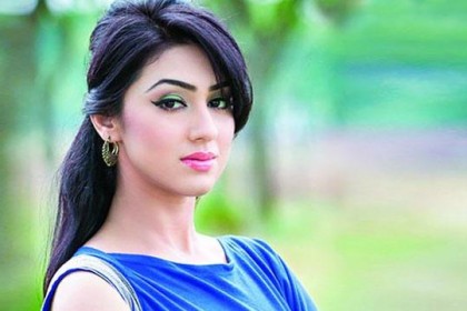 ভোট দিতে এফডিসিতে অপু বিশ্বাস