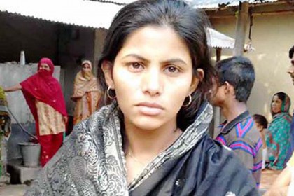 স্ত্রীর দাবি নিয়ে কলেজ শিক্ষকের বাড়ির সামনে তরুণীর অনশন