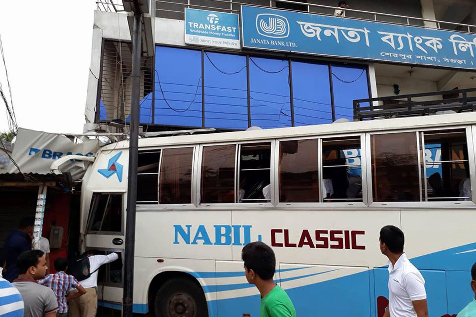 বাস নিয়ন্ত্রণ হারিয়ে এটিএম বুথে, আহত ১০ 