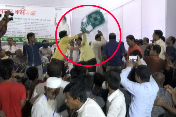 বরিশালে বিএনপি’র কর্মীসভায় দুই গ্রুপের হাতাহাতি