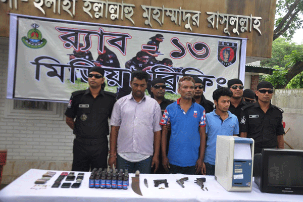 রংপুরে আগ্নেয়াস্ত্রসহ ৩ ছিনতাইকারী গ্রেফতার
