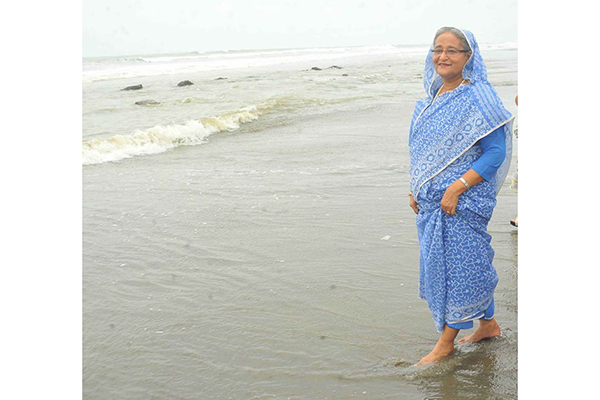 সমুদ্র তীরের বালুকাবেলায় হাঁটলেন প্রধানমন্ত্রী