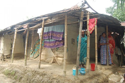 জীবিকার সন্ধানে গ্রাম ছাড়ছে হাওর পাড়ের মানুষ