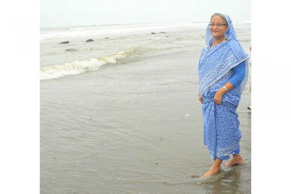 সমুদ্র তীরের বালুকাবেলায় হাঁটলেন প্রধানমন্ত্রী