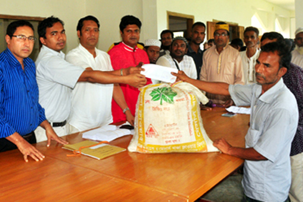 বিশ্বনাথে ফসলহারা কৃষকদের মাঝে ত্রাণ বিতরণ