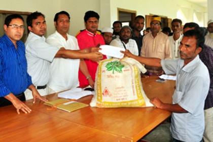বিশ্বনাথে ফসলহারা কৃষকদের মাঝে ত্রাণ বিতরণ